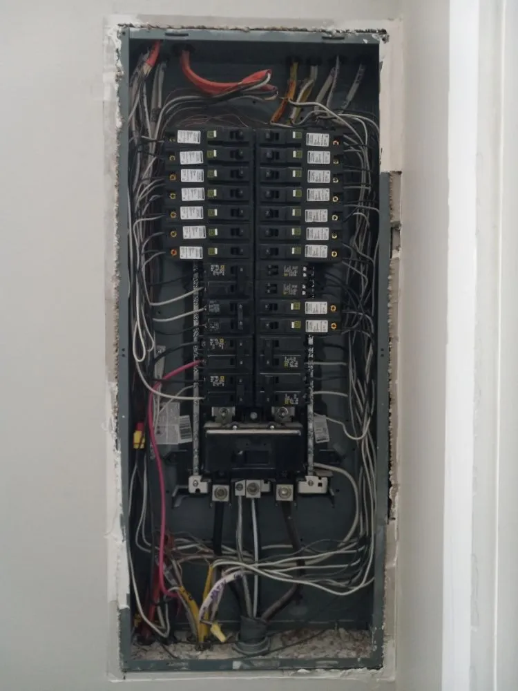 Professional electrician providing electrical repair in , 