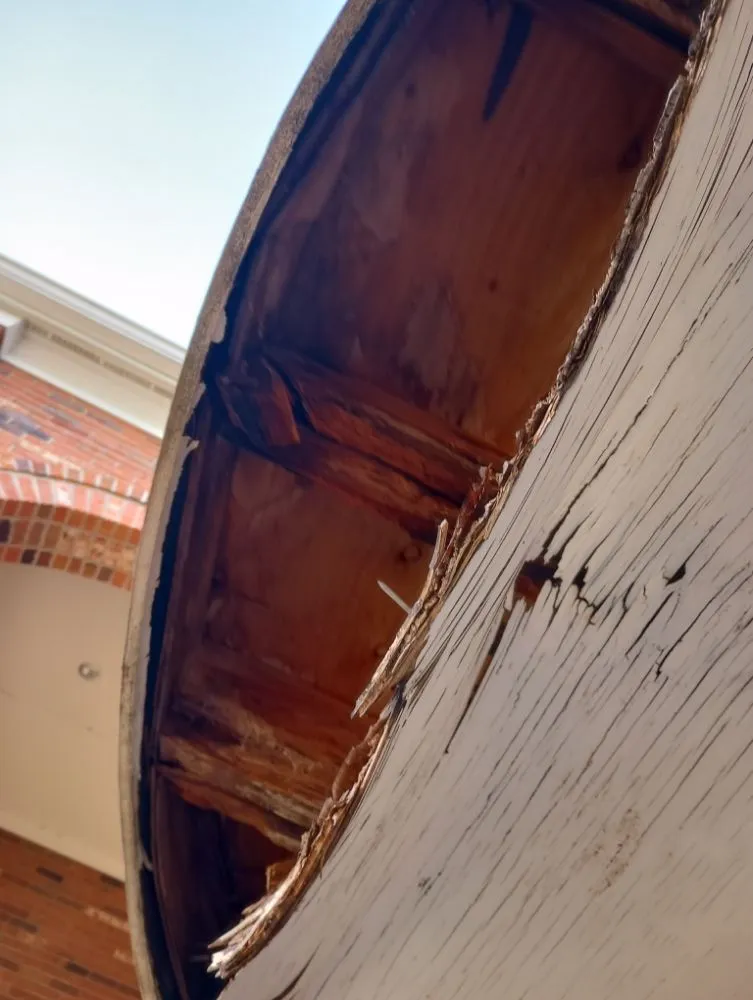 Licensed electrician providing emergency electrical service in , 