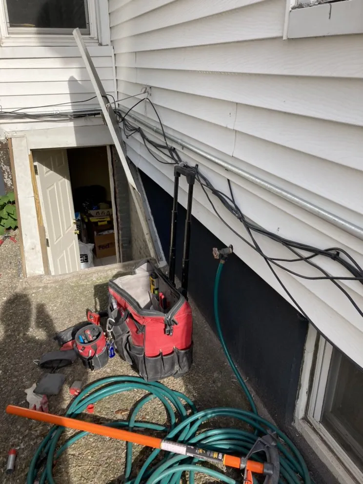 Licensed electrician providing circuit breaker repair in , 