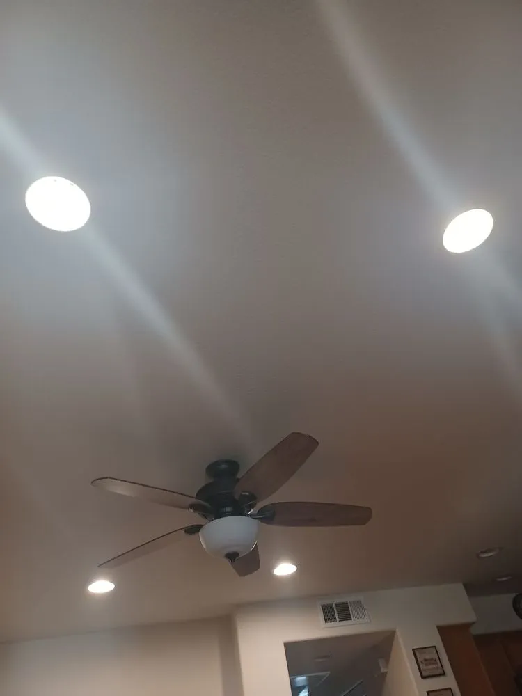 Licensed electrician providing electrical repair in , 