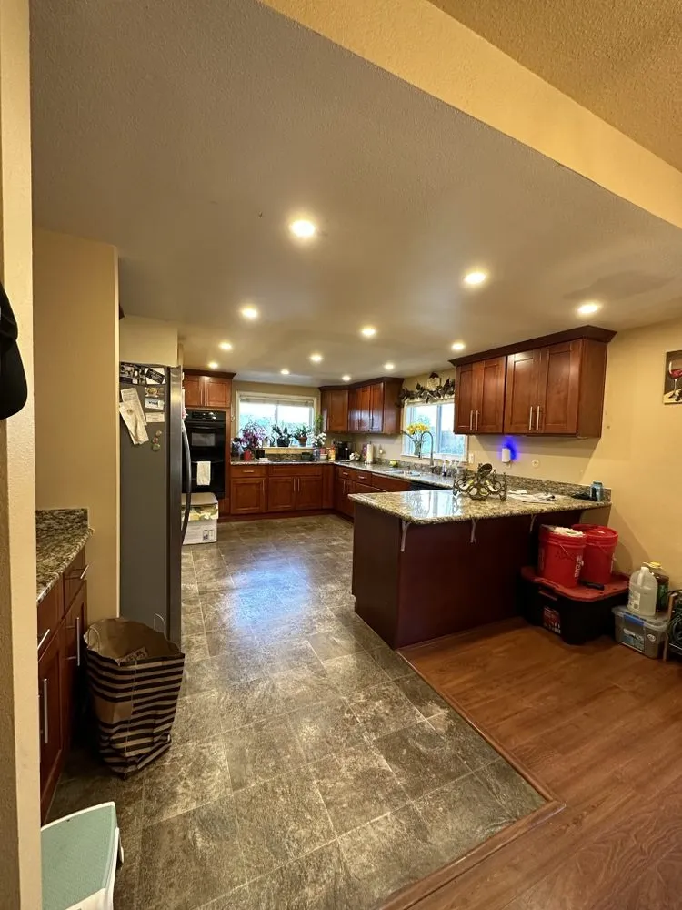 Trusted electrician providing electrical repair in , 