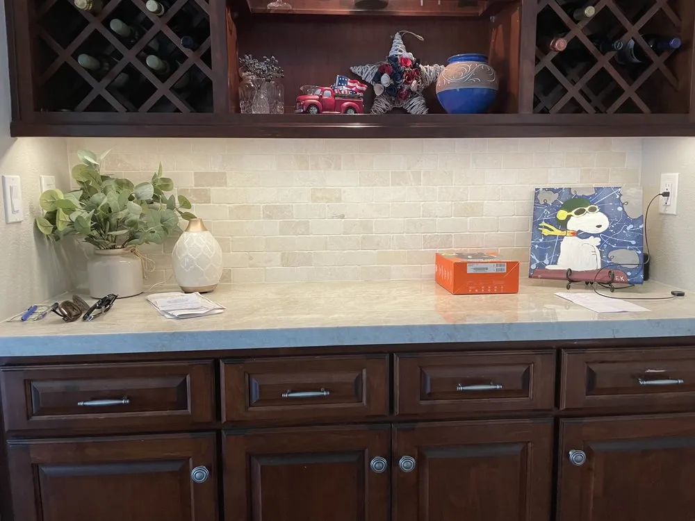 Licensed electrician providing electrical repair in , 