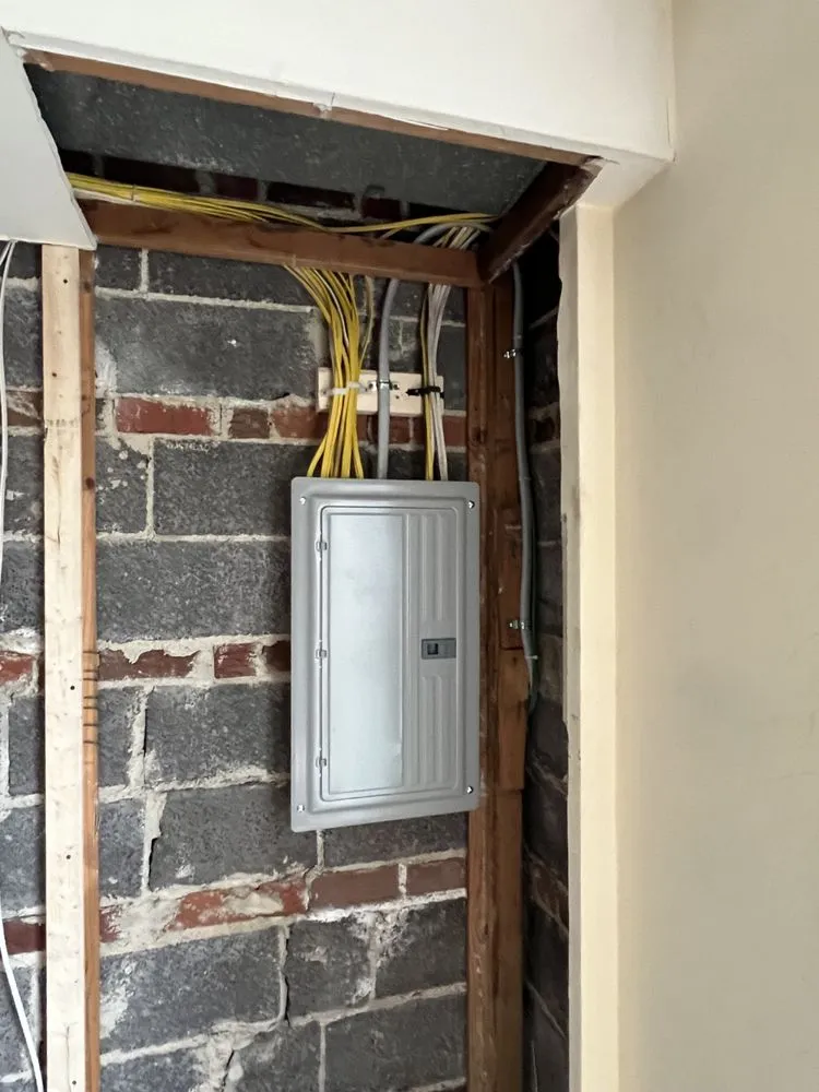 Professional electrician providing electrical repair in , 