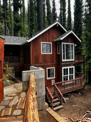 Riveras Construction Logo