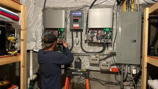 Riverside Electric Logo