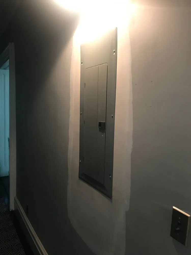 Emergency electrical service for homes in wiring installation, by