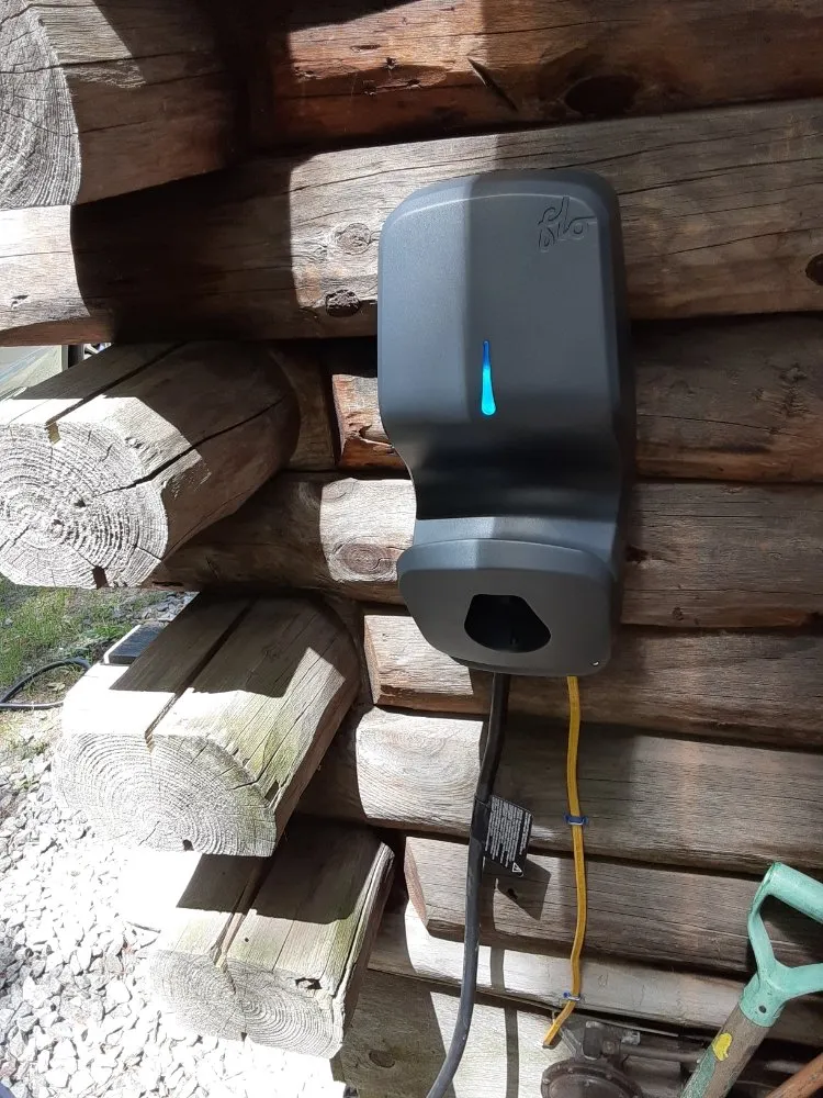 Emergency electrician providing electrical repair in , 