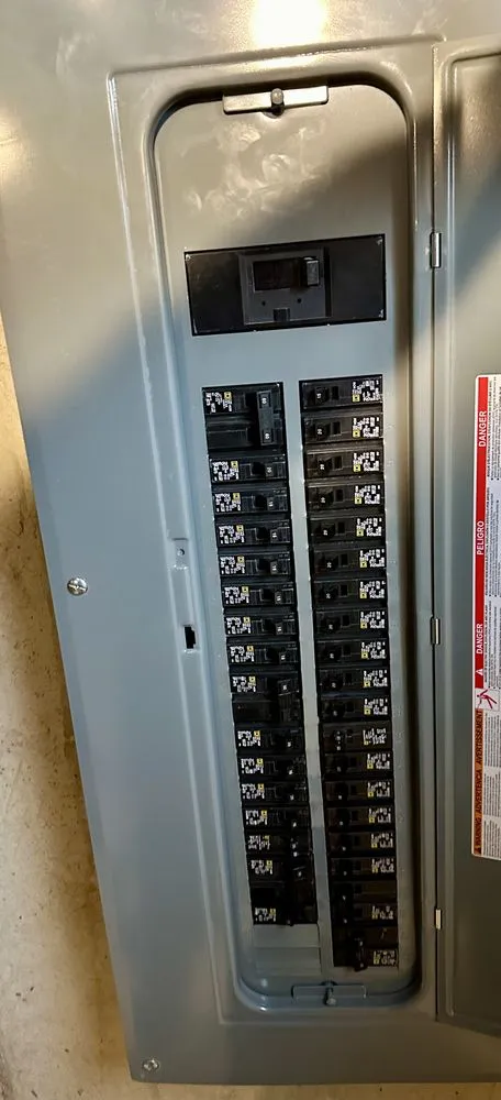 Trusted electrician providing emergency electrical service in , 