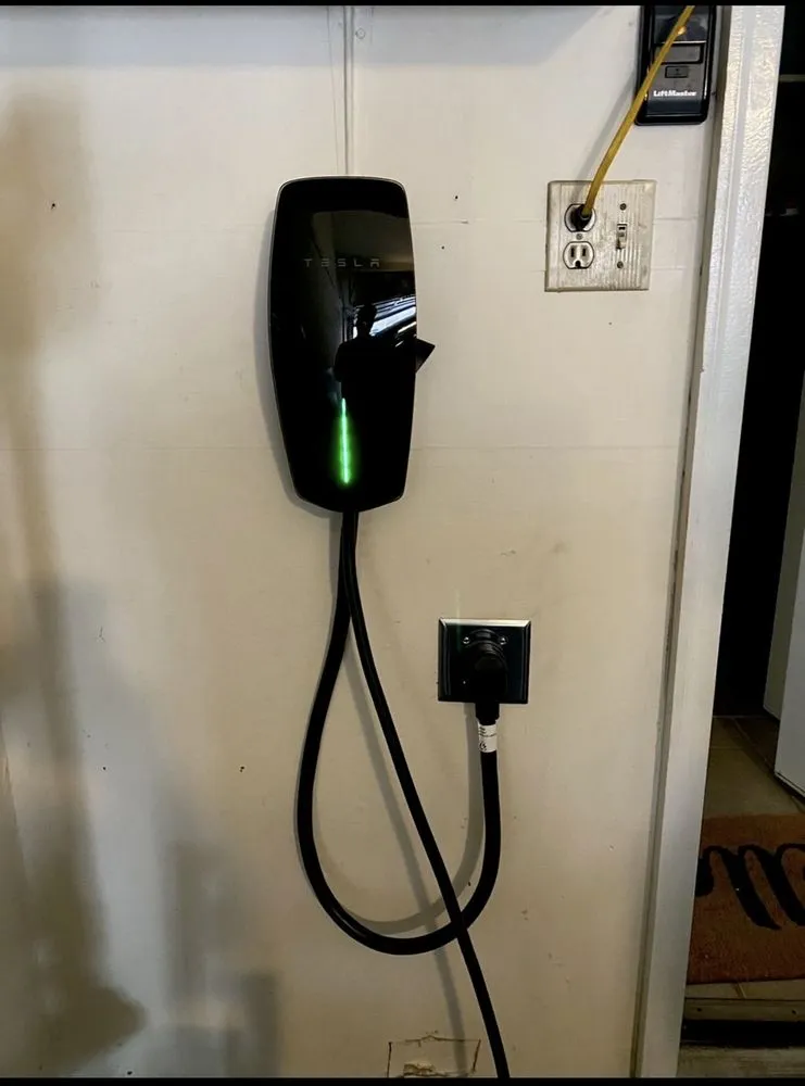 Expert electrician providing electrical repair in , 