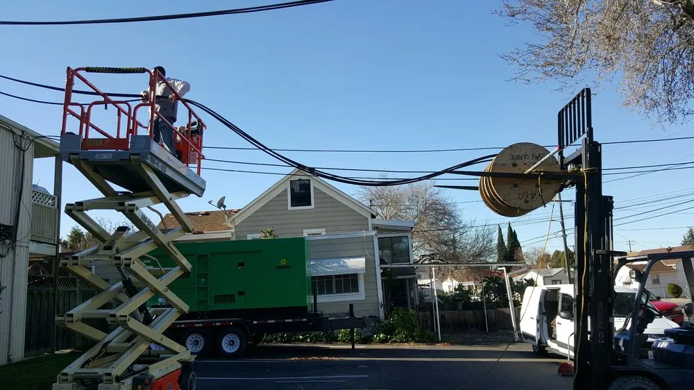 Emergency electrician providing outlet and switch repair in , 