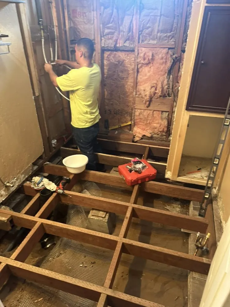 Licensed electrician providing circuit breaker repair in ,