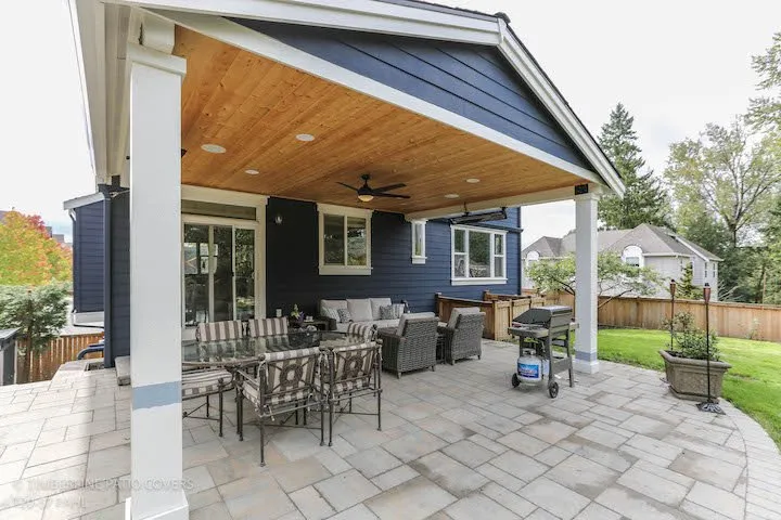 Licensed electrician providing circuit breaker repair in , 