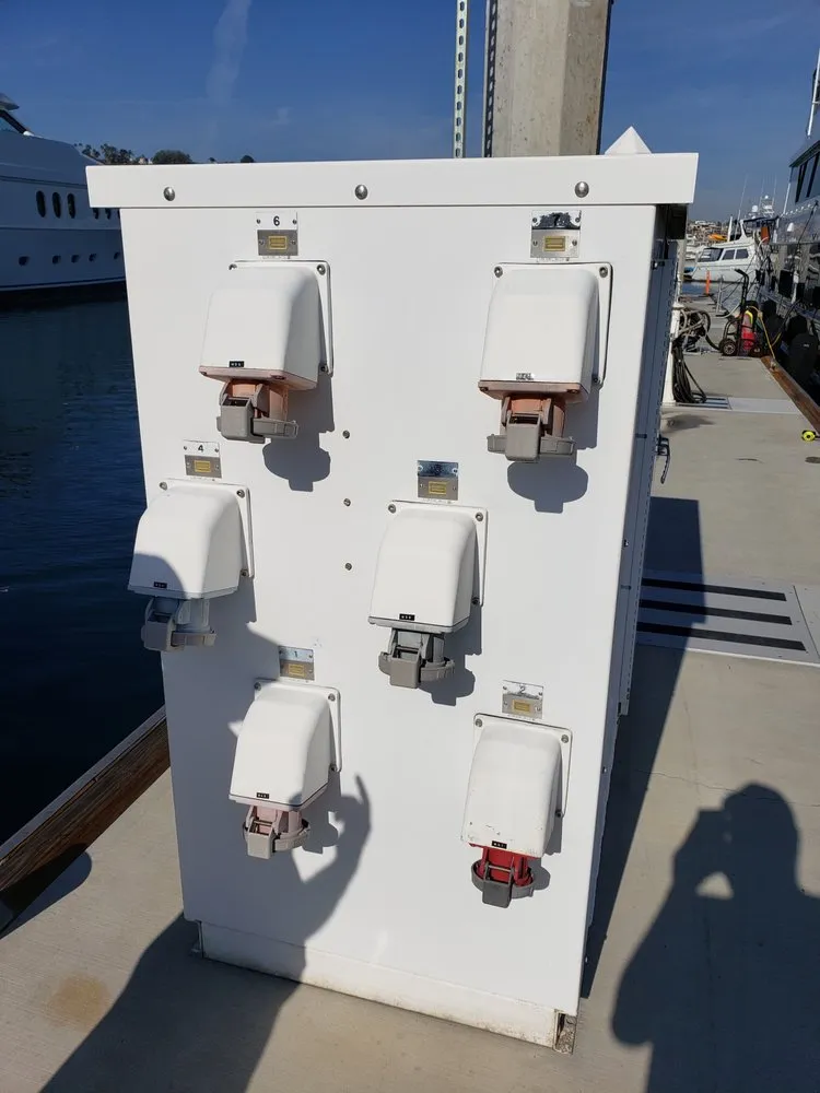 Reliable electrician providing emergency electrical service in , 