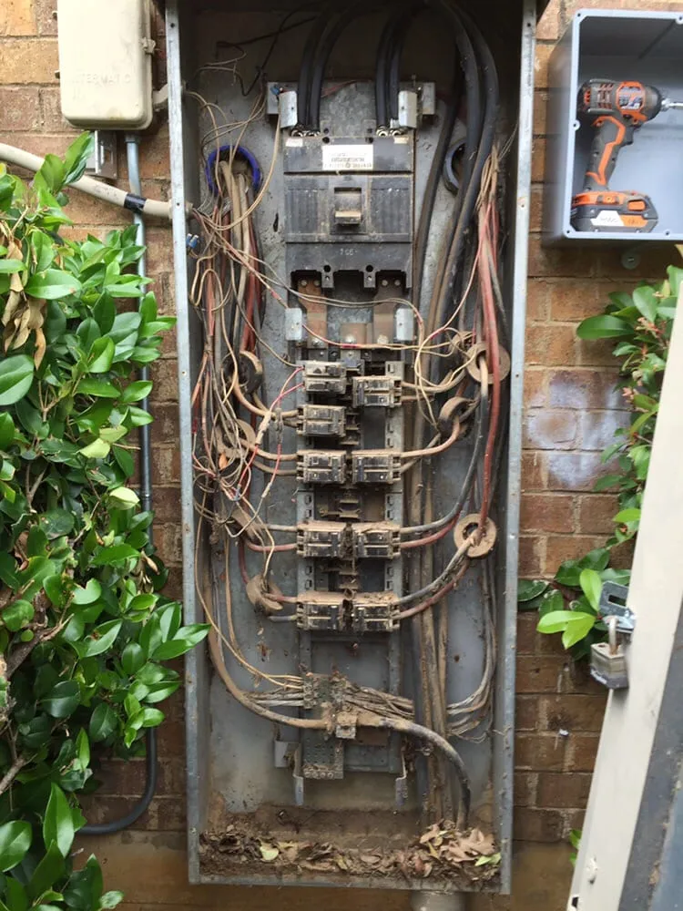 Slide of Rojo Electric Services