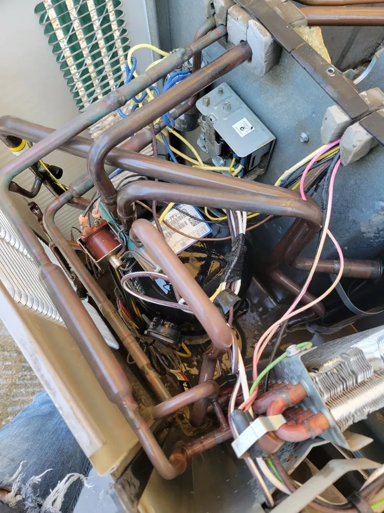 Emergency electrician providing emergency electrical service in , 