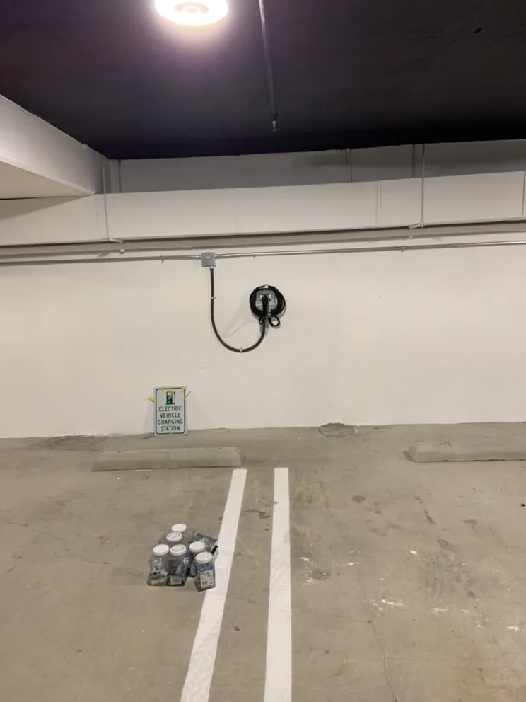 Emergency electrician providing wiring installation in , 