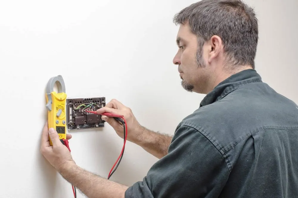 Licensed circuit breaker repair service in Chicago, IL - Rosso Handyman Services