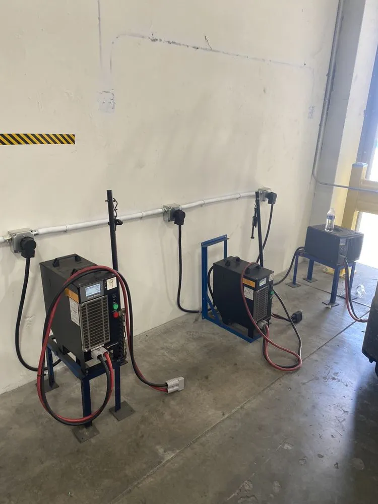 Certified electrician providing circuit breaker repair in , 