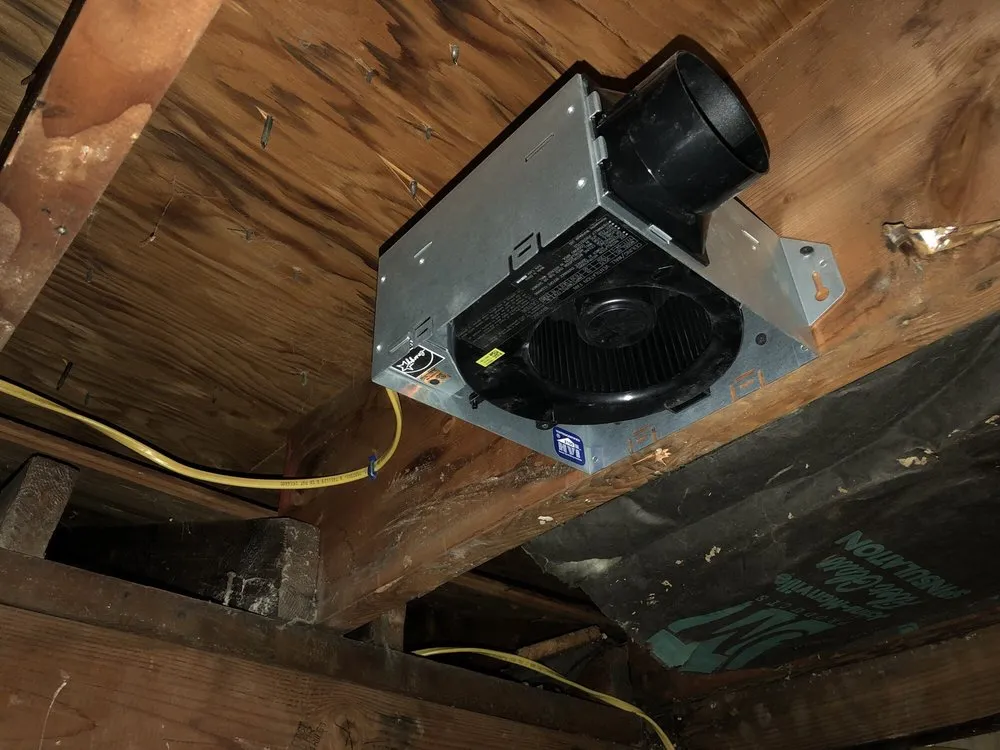 Licensed electrician providing circuit breaker repair in , 