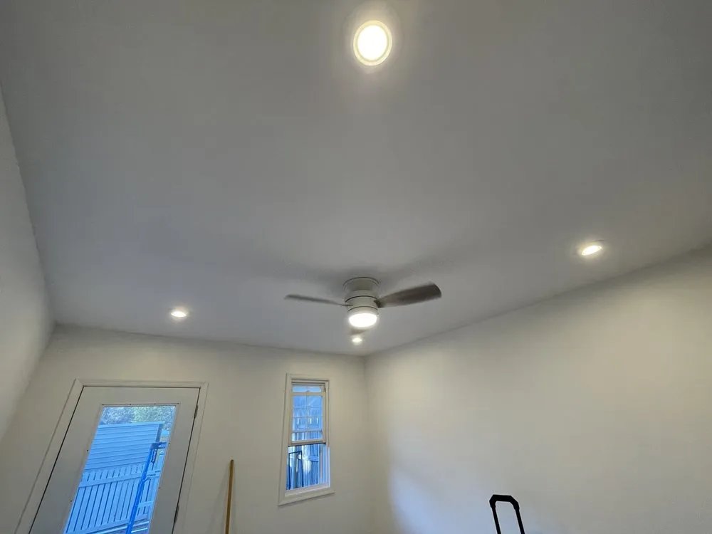 Emergency electrician providing outlet and switch repair in , 