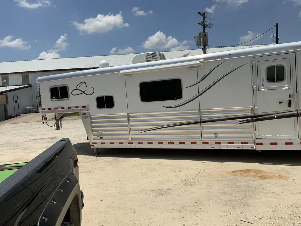 Slide of R&R Trailer Service