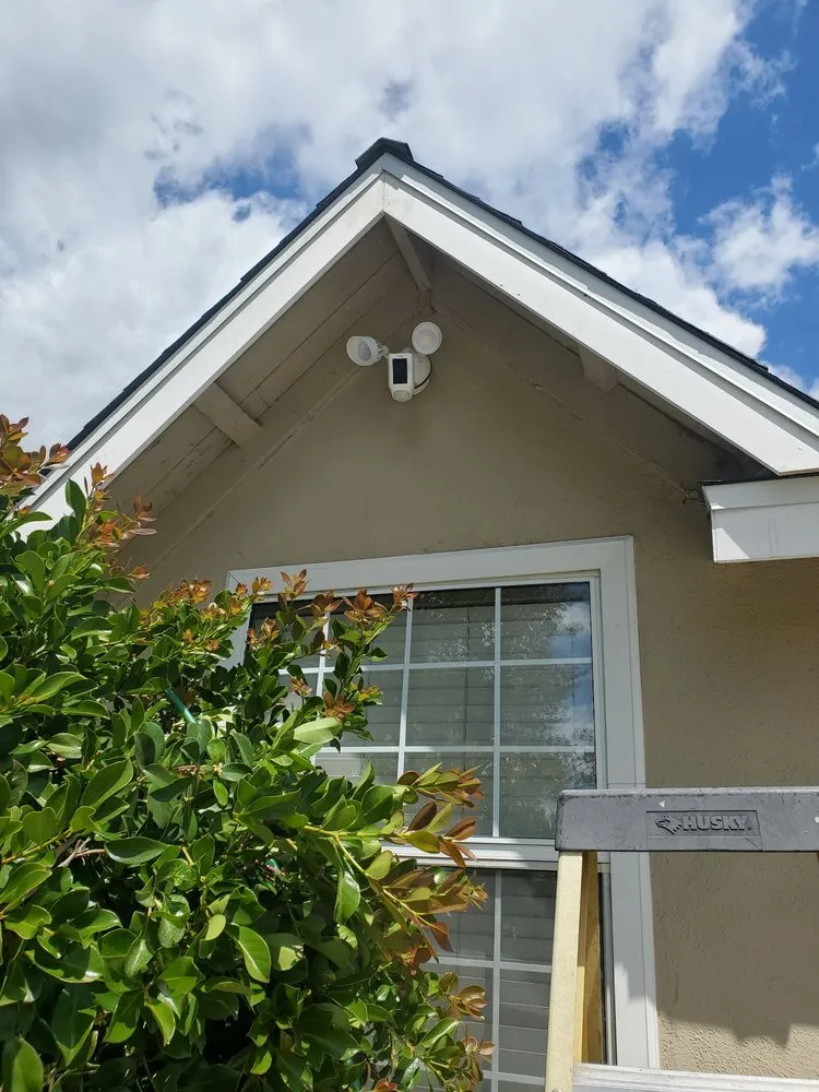 Certified electrician providing emergency electrical service in Lake View Terrace, CA - RRZ Lighting & Electric