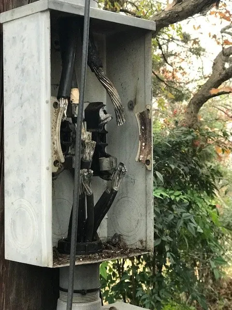 Trusted electrician providing emergency electrical service in , 