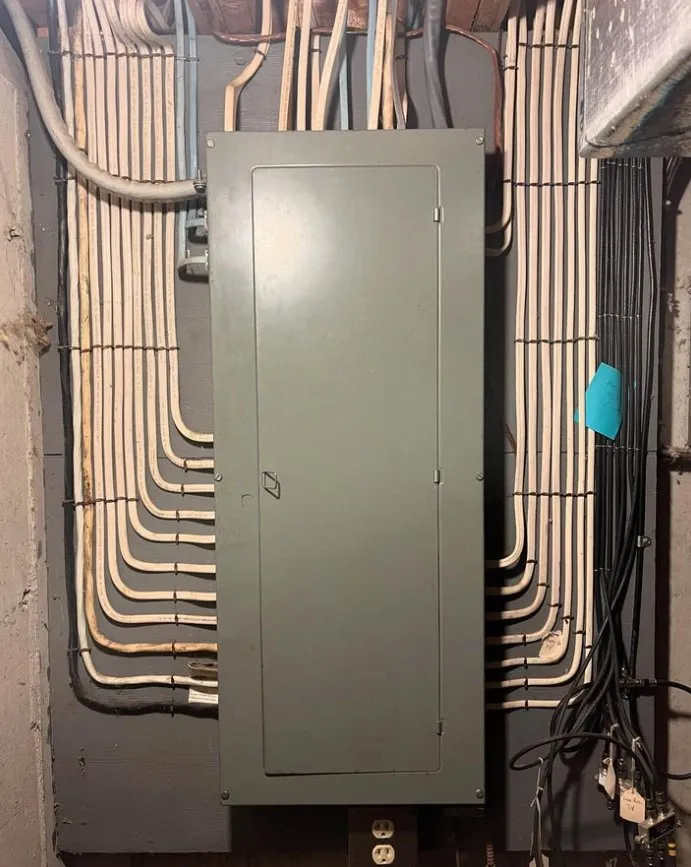 Professional electrician providing electrical repair in , 