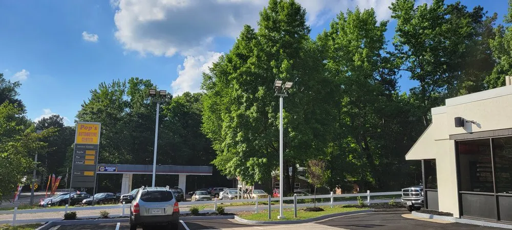 Certified electrician providing electrical repair in , 