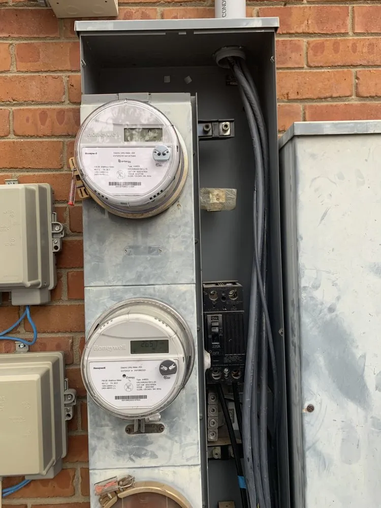 Certified electrician providing wiring installation in Nesbit, MS - RW Heating, Air, Plumbing & Electrical