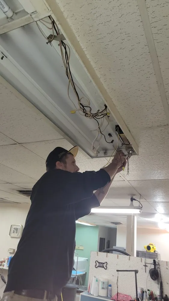 Emergency electrician providing outlet and switch repair in , 