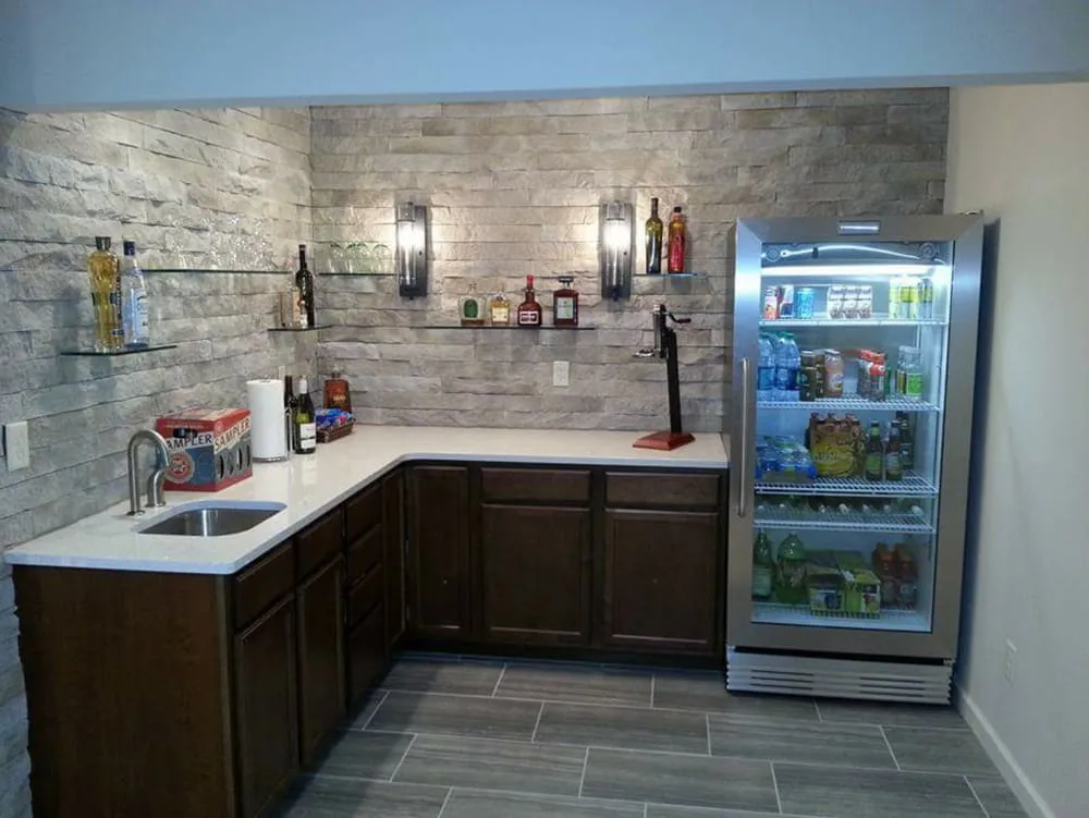 Certified electrician providing circuit breaker repair in , 