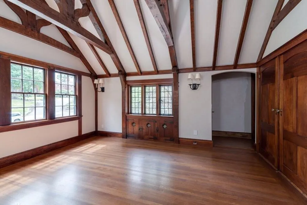 Licensed electrical service for homes in lighting installation, by