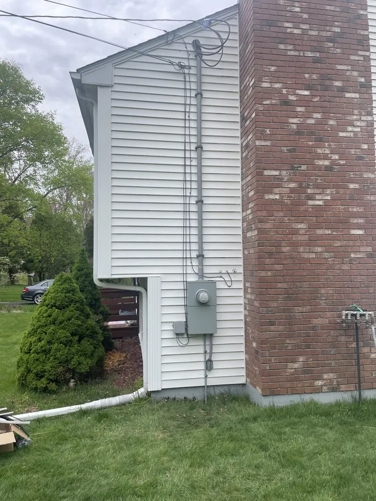 Expert electrician providing electrical repair in , 