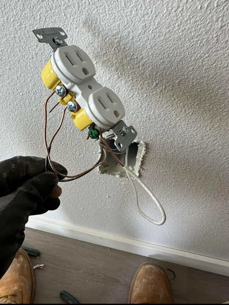 Emergency electrician providing electrical repair in Arden-Arcade, CA - Safi Electrician and Plumbing