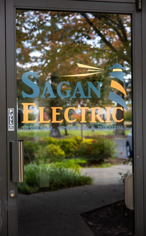 Expert electrician providing electrical repair in , 