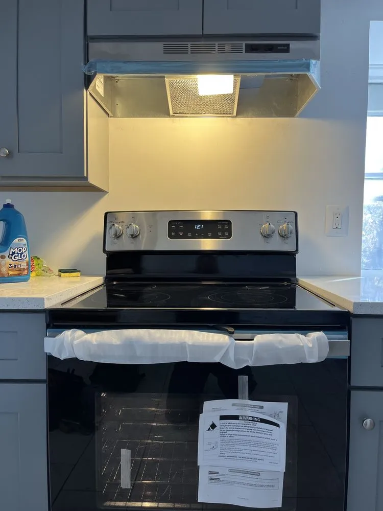 Licensed electrician providing emergency electrical service in , 