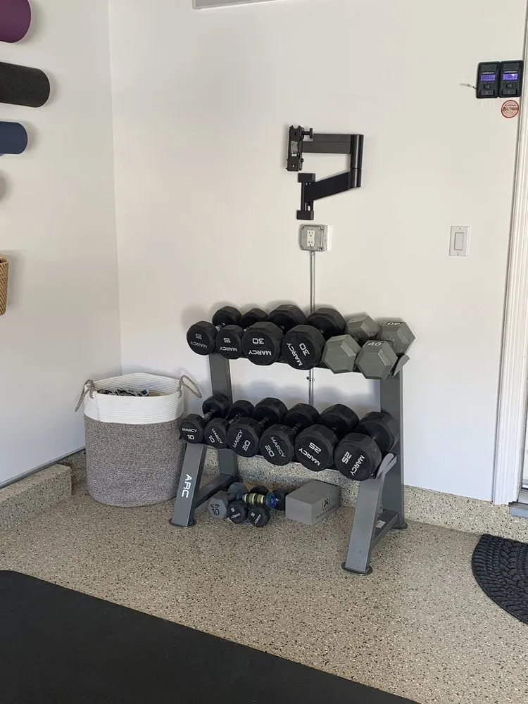 Professional electrician providing circuit breaker repair in , 