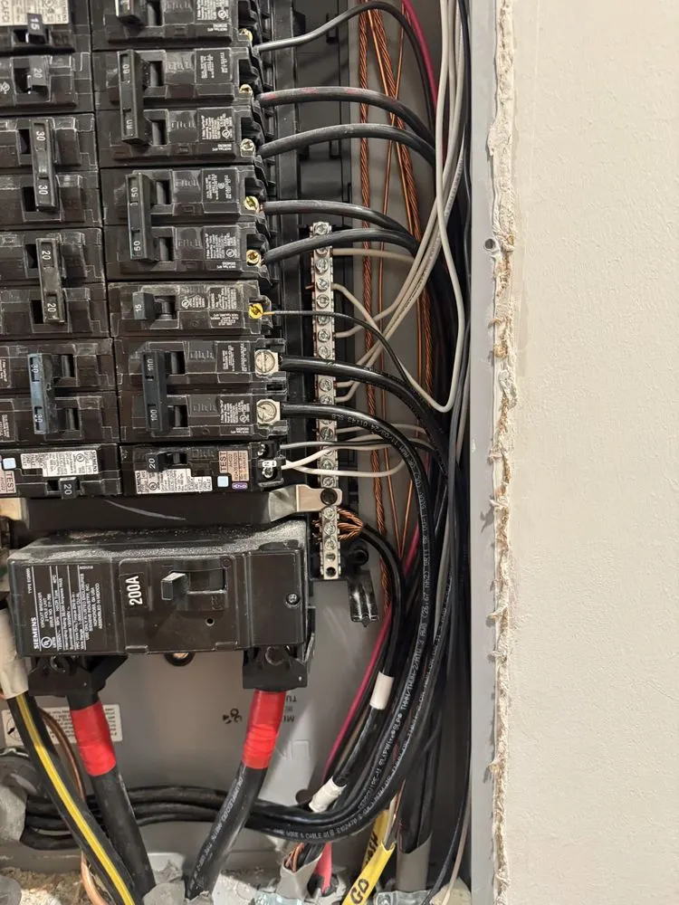 Emergency electrician providing outlet and switch repair in , 