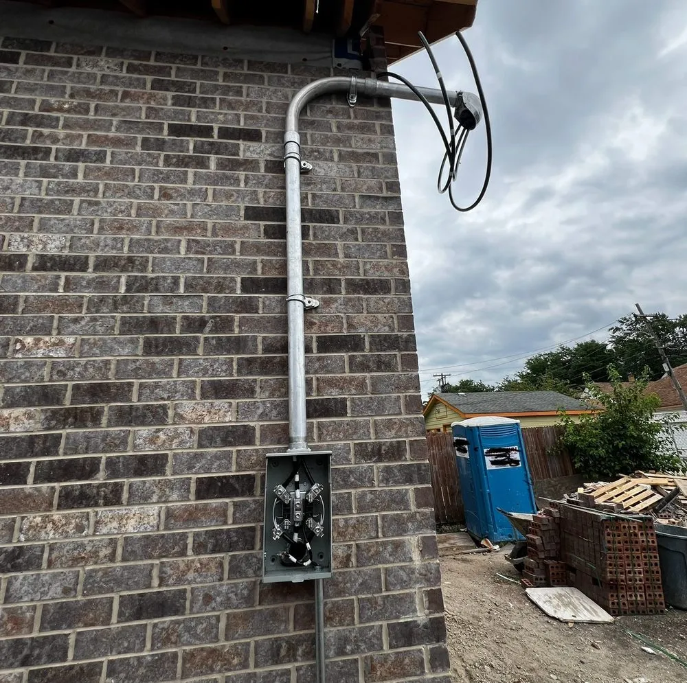 Reliable circuit breaker repair in Forest View, IL by Salvador Hernández Electric