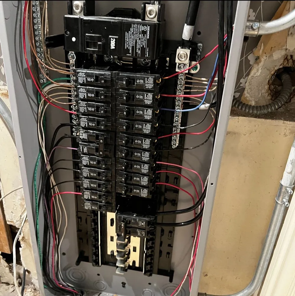 Licensed electrician providing circuit breaker repair in Forest View, IL - Salvador Hernández Electric