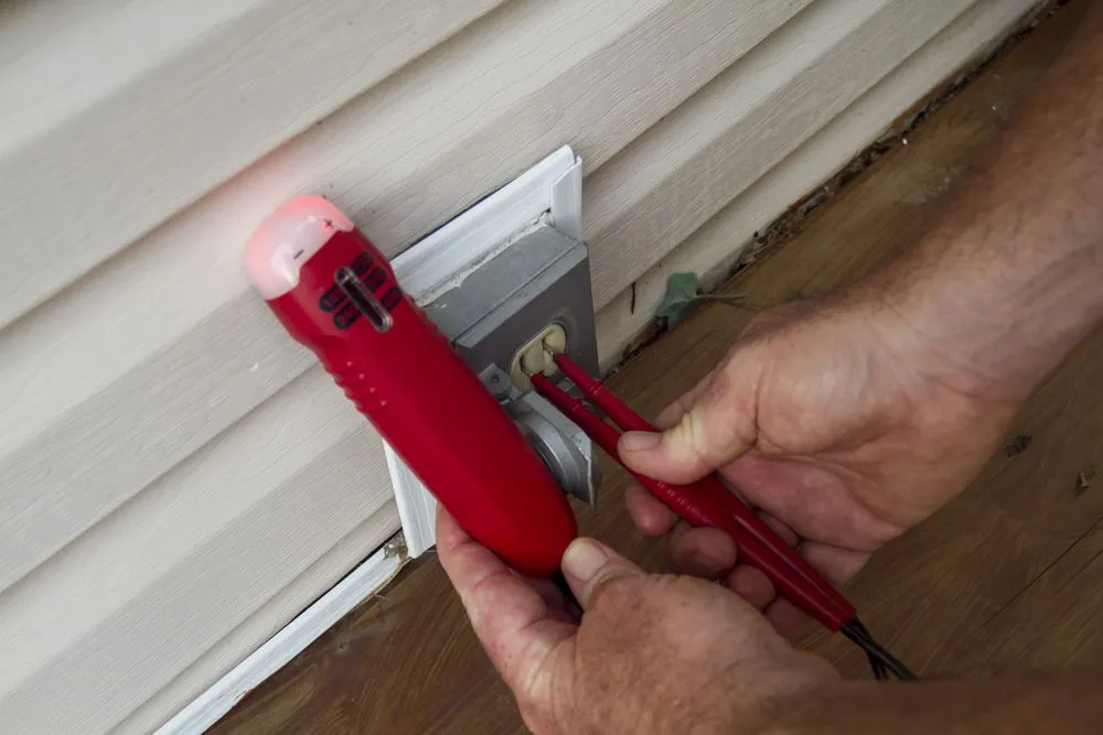 Emergency electrician providing circuit breaker repair in , 