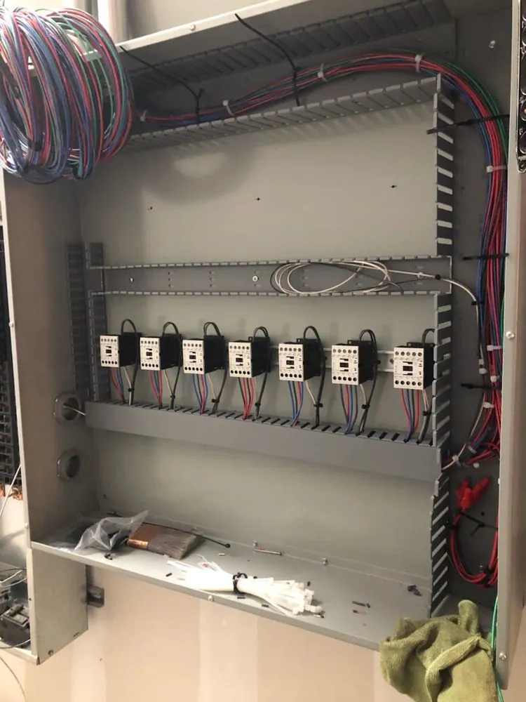 Reliable electrician providing electrical repair in , 