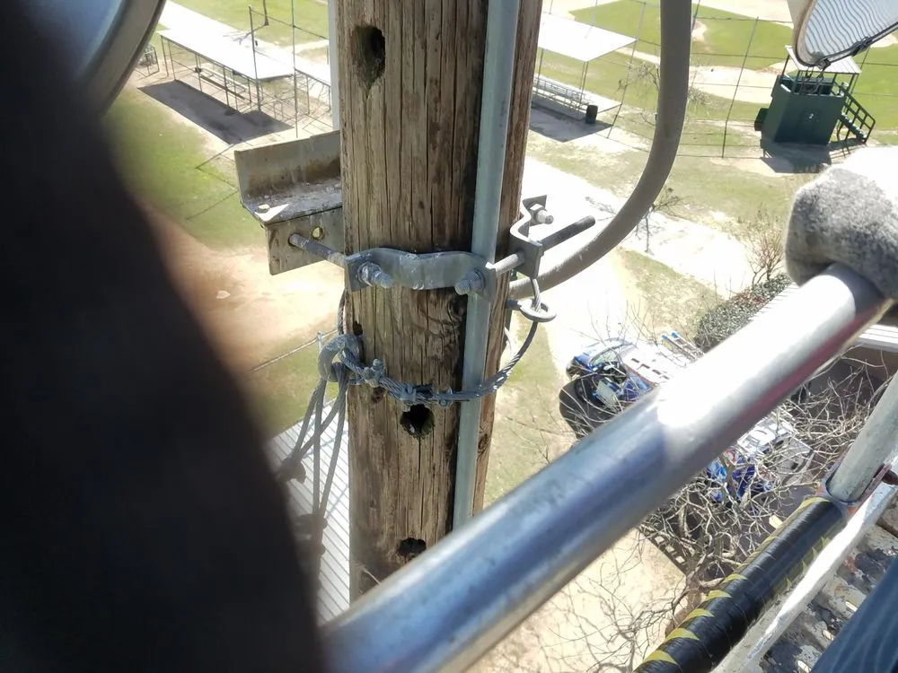 Emergency electrician providing circuit breaker repair in , 