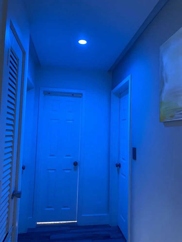 Emergency electrician providing electrical repair in , 