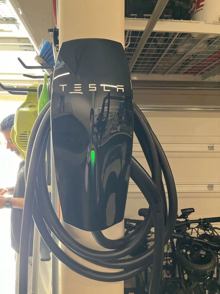 Emergency electrician providing lighting installation in , 