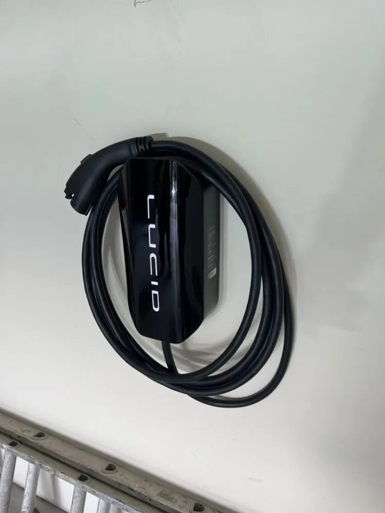 Certified electrician providing electrical repair in , 