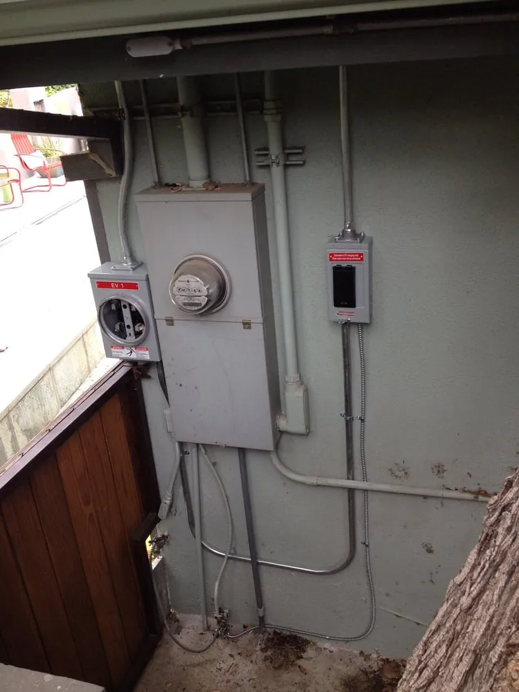 Expert electrician providing circuit breaker repair in ,