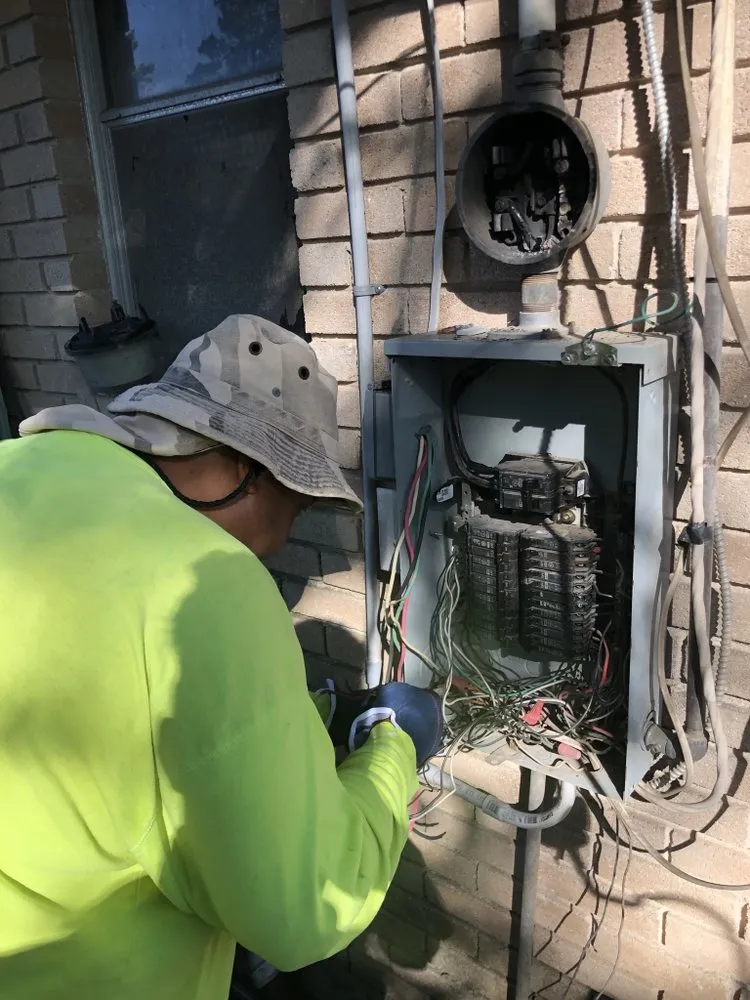 Trusted circuit breaker repair in , by Saulter Electric