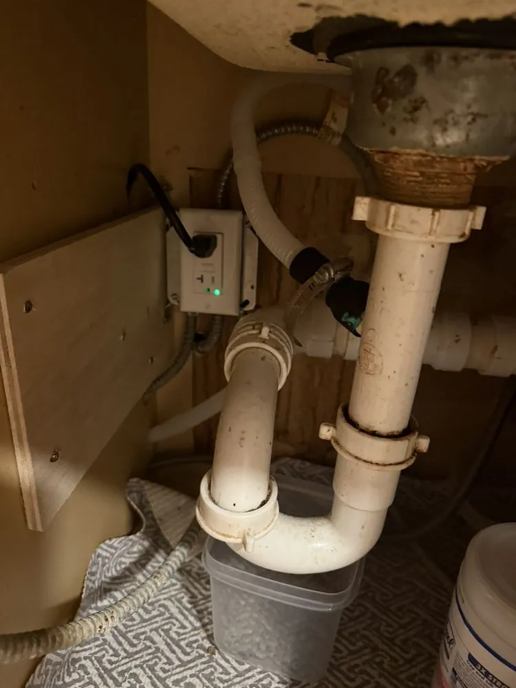 Licensed electrician providing emergency electrical service in , 